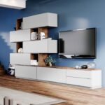 Soluzione d'arredo composta da mobili componibili per il soggiorno. La soluzione è composta da mobile tv, elementi libreria con sportelli, mensola e ripiani aperti. I colori delle finiture sono grigio chiaro e legno caldo. Dalla linea Quattrolati di Benigni Mobili. Soggiorno modulare.