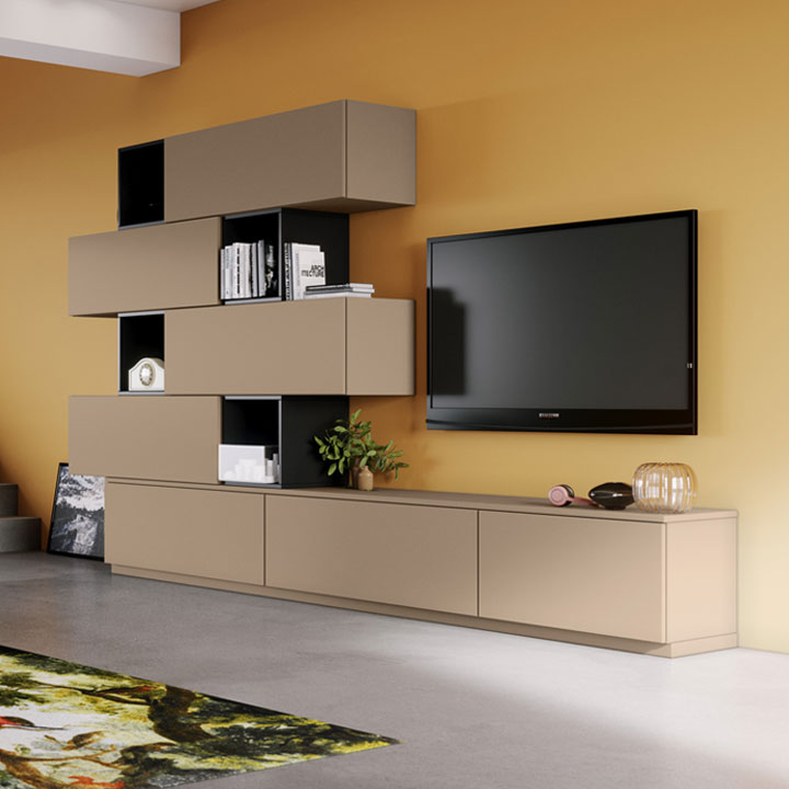 Soluzione d'arredo composta da mobili componibili per il soggiorno di colore beige, composta da mobile tv, elementi libreria con sportelli ed elementi aperti. Finiture in colore pieno RAL. Soggiorno modulare Quattrolati di Benigni Mobili. Prospettiva laterale.